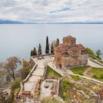 https://en.wikipedia.org/wiki/Church_of_St._John_at_Kaneo#/media/File:Iglesia_San_Juan_Kaneo,_Ohrid,_Macedonia_del_Norte,_2014-04-17,_DD_19.jpg