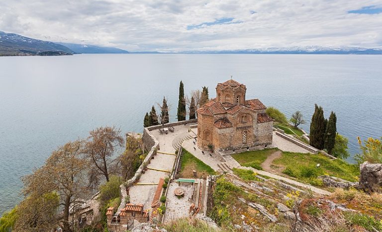 https://en.wikipedia.org/wiki/Church_of_St._John_at_Kaneo#/media/File:Iglesia_San_Juan_Kaneo,_Ohrid,_Macedonia_del_Norte,_2014-04-17,_DD_19.jpg