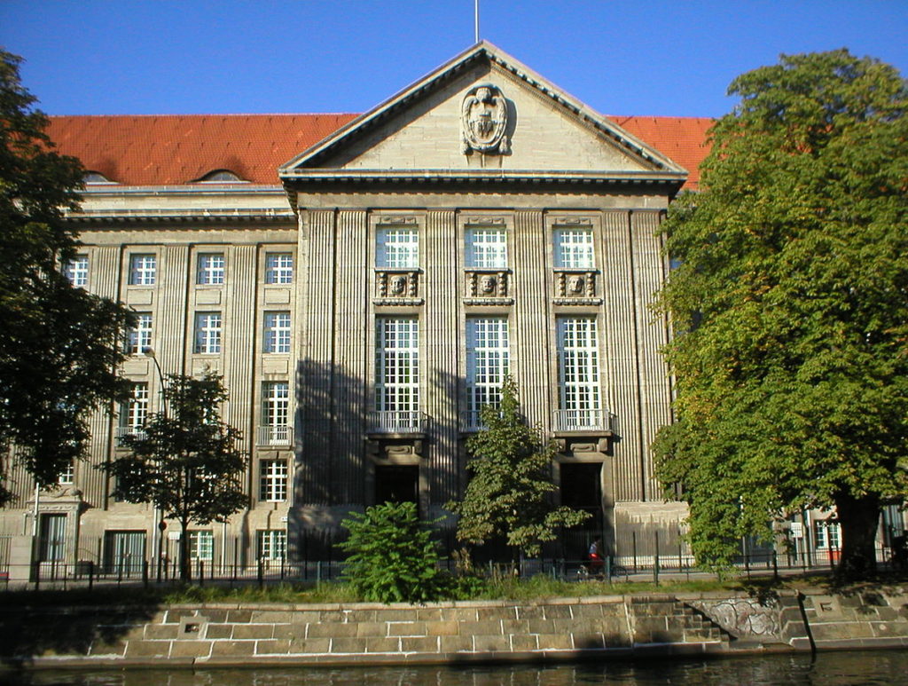 https://commons.wikimedia.org/wiki/File:Bundesministerium_der_Verteidigung_Berlin_Spree.jpg