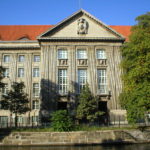 https://commons.wikimedia.org/wiki/File:Bundesministerium_der_Verteidigung_Berlin_Spree.jpg