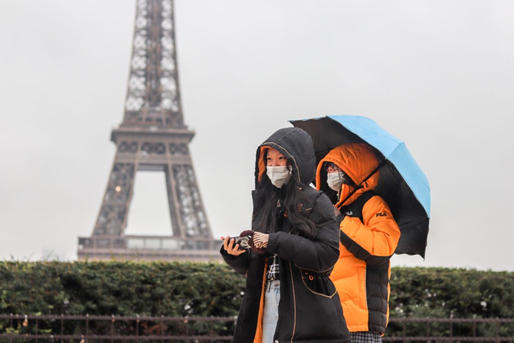 Photo by Rosivan Morais : https://www.pexels.com/photo/anonymous-ethnic-tourists-walking-along-street-on-foggy-rainy-day-in-paris-4324011/