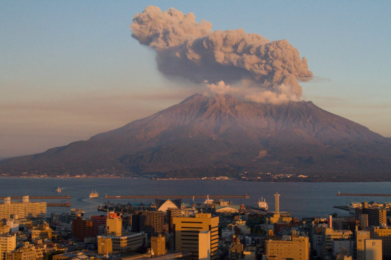 https://upload.wikimedia.org/wikipedia/commons/b/b6/Sakurajima_at_Sunset.jpg