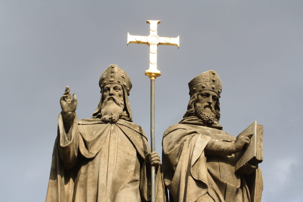 https://upload.wikimedia.org/wikipedia/commons/9/9c/Top_of_Statue_of_Saints_Cyril_and_Methodius_in_T%C5%99eb%C3%AD%C4%8D%2C_T%C5%99eb%C3%AD%C4%8D_District.jpg