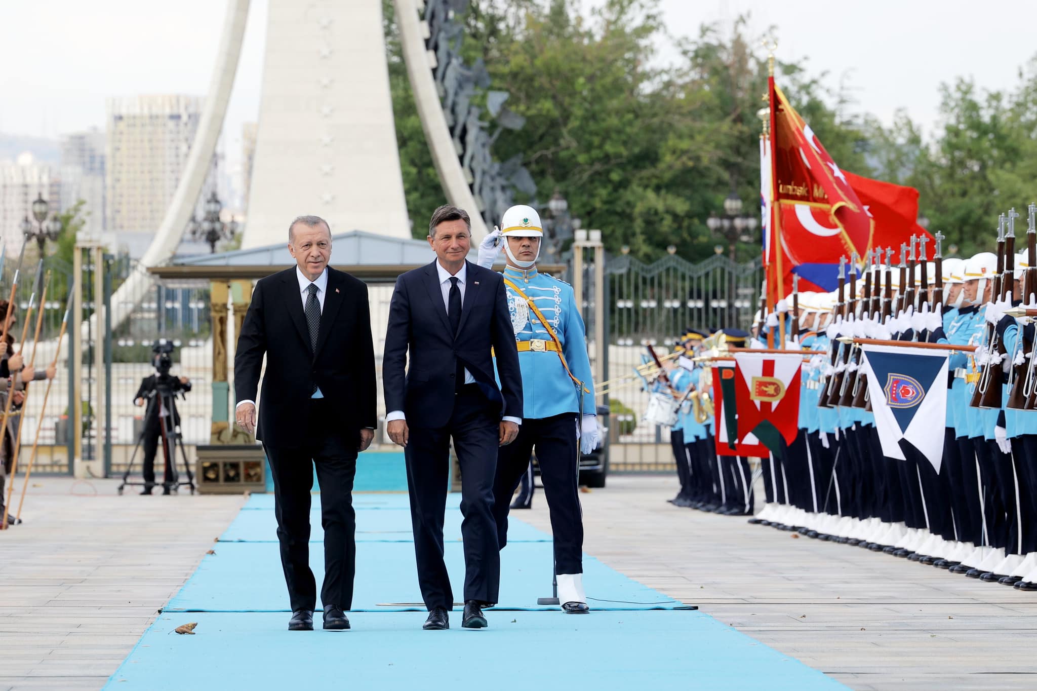 https://www.facebook.com/borutpahor.si/photos/pcb.10160380490477859/10160380489907859/