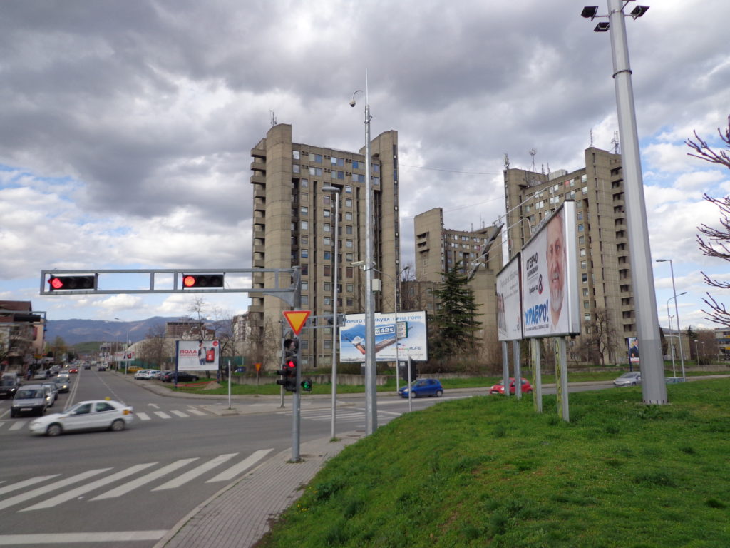 https://upload.wikimedia.org/wikipedia/commons/b/b2/Studentski_dom_GOCE_DELCEV_vo_Skopje%2C_primer_za_brutalizam.jpg