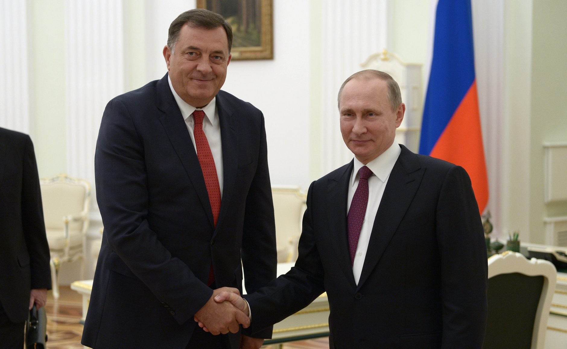 https://upload.wikimedia.org/wikipedia/commons/9/9f/Milorad_Dodik_and_Vladimir_Putin_%282016-09-22%29_01.jpg