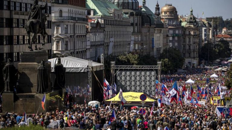 https://www.euractiv.com/section/elections/news/tens-of-thousands-protest-in-prague-against-czech-government-eu-and-nato/