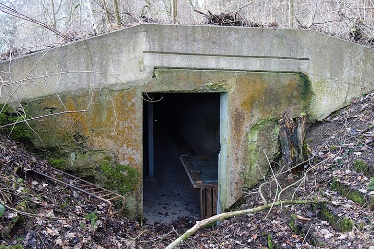 https://commons.wikimedia.org/wiki/File:Bunker_Sch%C3%BCrmatt_A_5247_Spreitenbach.jpg