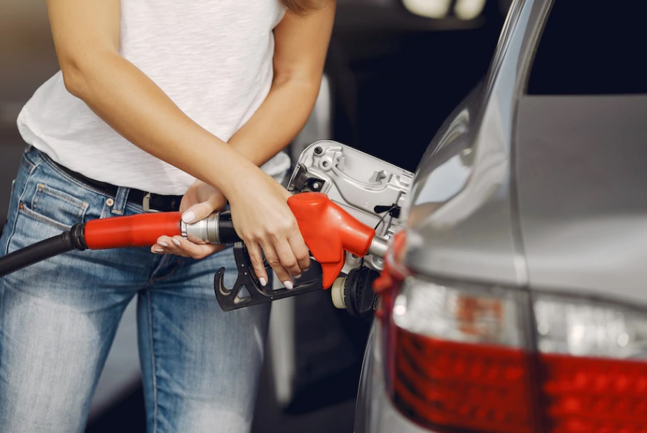 https://www.freepik.com/free-photo/elegant-woman-standing-gas-station_7724863.htm#query=refueling&position=4&from_view=search&track=sph