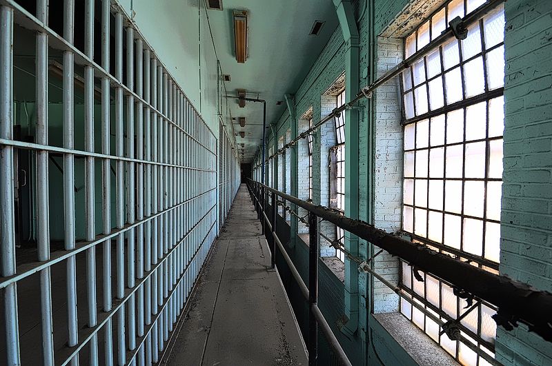 https://upload.wikimedia.org/wikipedia/commons/thumb/c/c0/Cells_at_Lorton_Prison_%288905051844%29.jpg/800px-Cells_at_Lorton_Prison_%288905051844%29.jpg