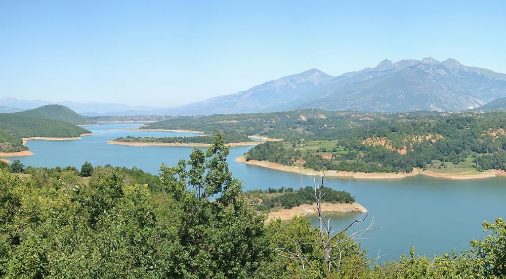 https://upload.wikimedia.org/wikipedia/commons/thumb/d/d1/Debarsko_jezero_%28%D0%94%D0%B5%D0%B1%D0%B0%D1%80%D1%81%D0%BA%D0%BE_%D0%B5%D0%B7%D0%B5%D1%80%D0%BE%29.JPG/1280px-Debarsko_jezero_%28%D0%94%D0%B5%D0%B1%D0%B0%D1%80%D1%81%D0%BA%D0%BE_%D0%B5%D0%B7%D0%B5%D1%80%D0%BE%29.JPG