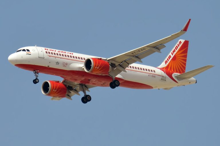 https://upload.wikimedia.org/wikipedia/commons/thumb/2/2e/Air_India_A320neo_%28VT-EXG%29_%40_DXB%2C_June_2019.jpg/1024px-Air_India_A320neo_%28VT-EXG%29_%40_DXB%2C_June_2019.jpg