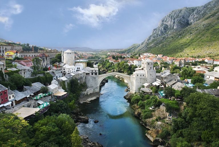 https://upload.wikimedia.org/wikipedia/commons/thumb/d/d7/Mostar_Old_Town_Panorama_2007.jpg/1024px-Mostar_Old_Town_Panorama_2007.jpg