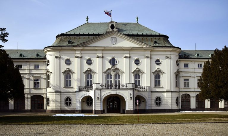 https://sk.wikipedia.org/wiki/%C3%9Arad_vl%C3%A1dy_Slovenskej_republiky#/media/S%C3%BAbor:Episcopal_Summer_Palace_in_Bratislava,_in_2018.jpg