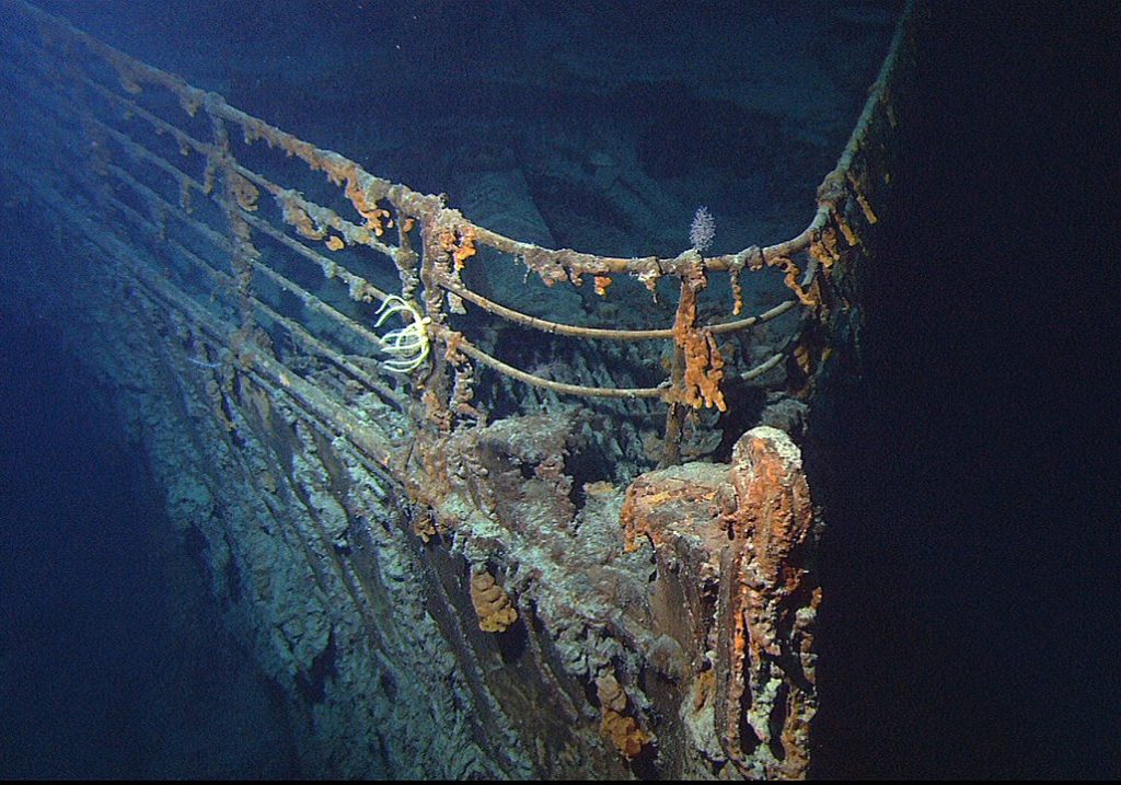 1029px-Titanic_wreck_bow