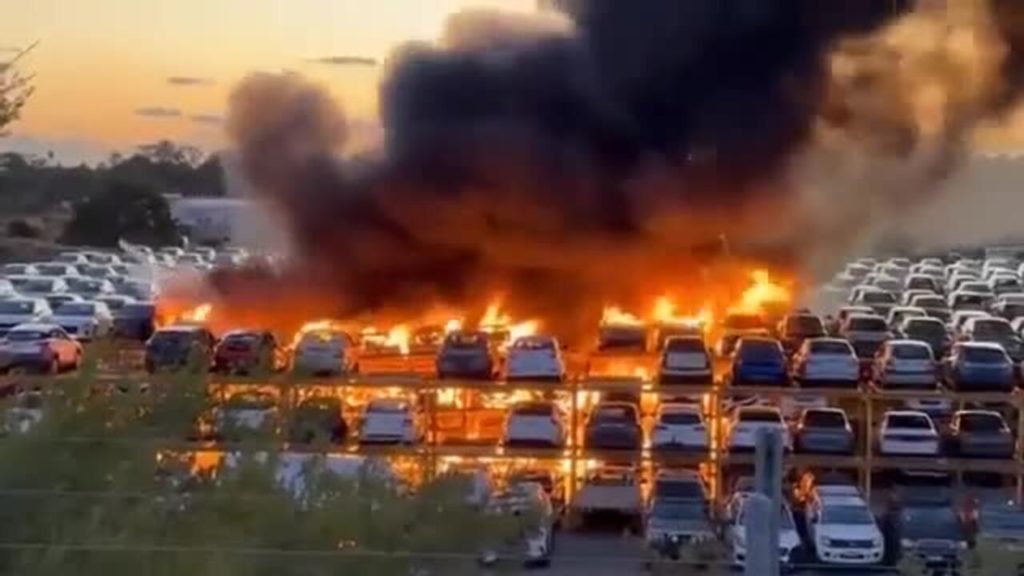 francija marsej zapalen parking so avtomobili