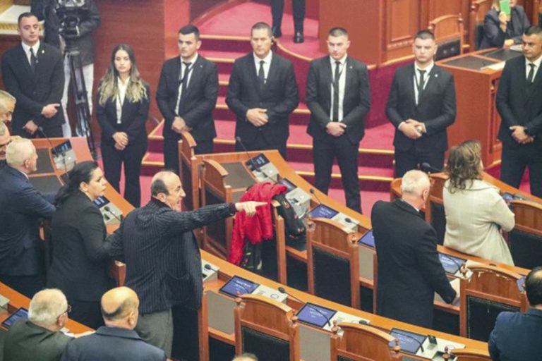 albanski parlament haos