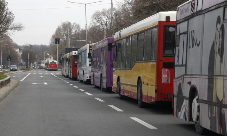 Privatni-avtobusi-blokada-na-Ilindenska-12-bg_resize