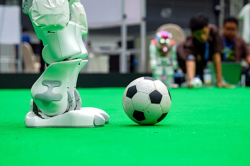 trka-humanoidni-roboti-fudbal