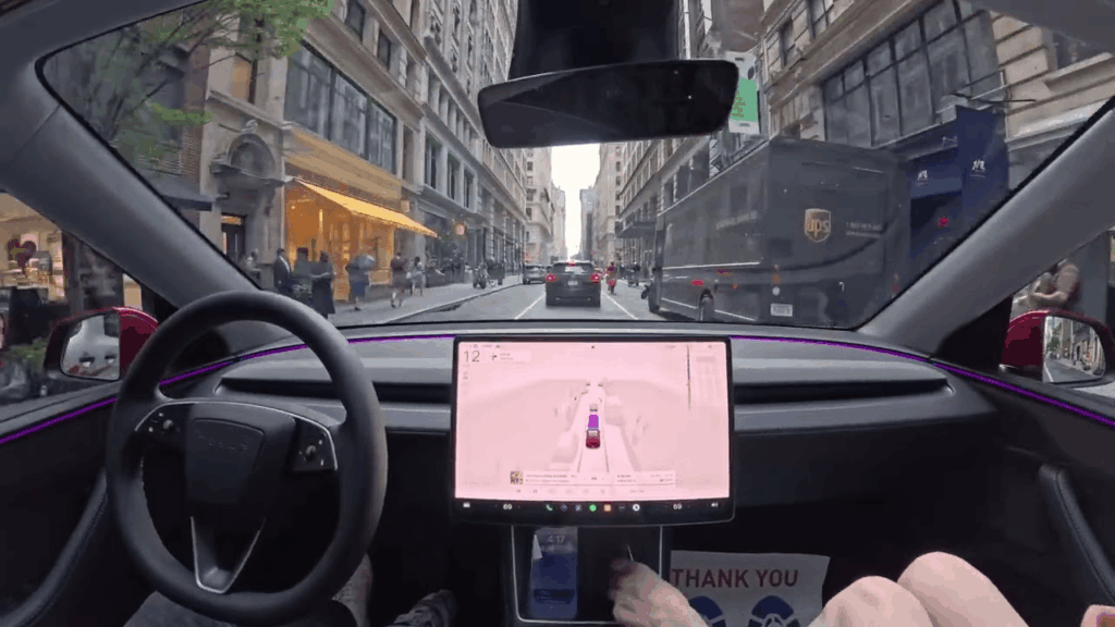 1750773659_persi-poizdki-bez-vodia-tesla-pocala-test-robotaksi