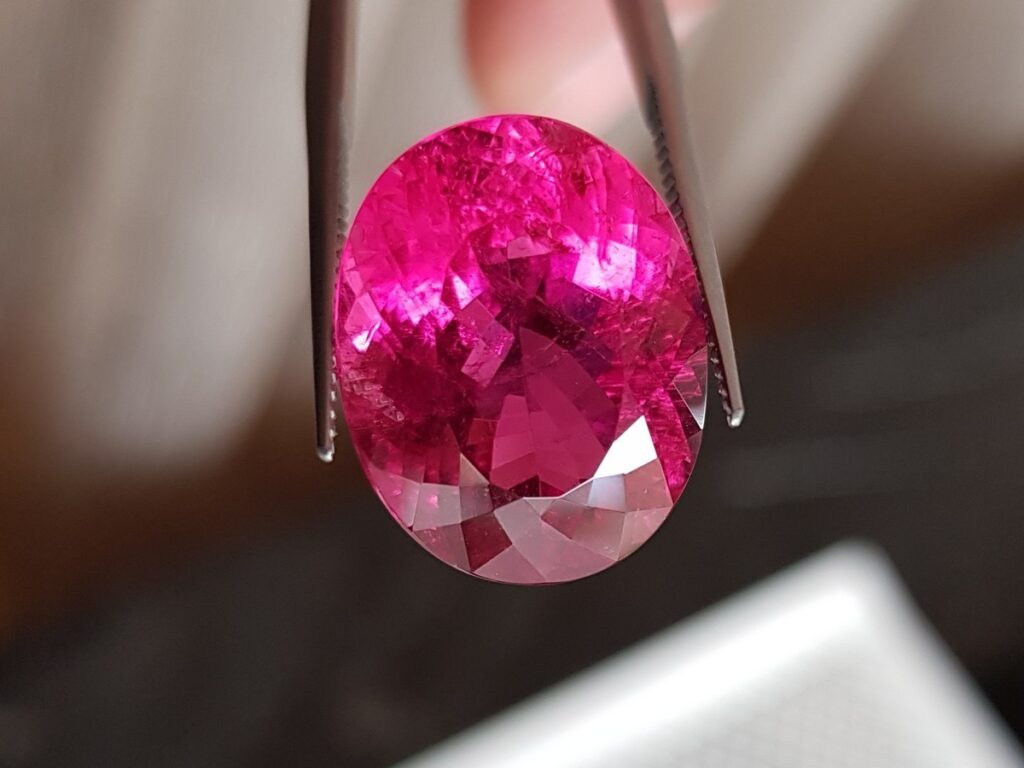 iskusstvennyj-rubin-chto-eto-takoe-i-kak-ego-otlichit-ot-naturalnogo-kamnya-4