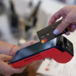 plakjanje-so-karticka-denar