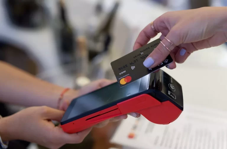 plakjanje-so-karticka-denar