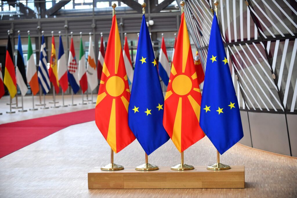 flags_of_the_european_union_and_north_macedonia-scaled