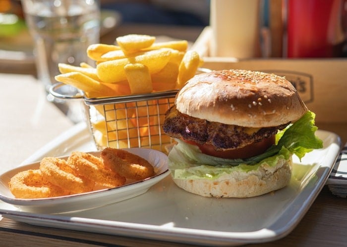 hamburguesa-patatas-fritas-aros-cebolla
