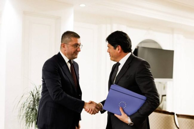 mickoski-rokas-650x433