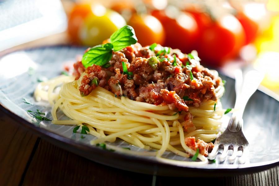 pasta-boloneze-s-lukom-i-tomatnym-sousom_1589346953_1_max