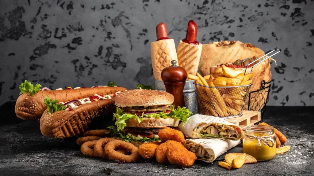 shutterstock_2124404327 fast food, brza hrana, nezdrava hrana, hamburger, viršle, pomfrit-65325f125edf9