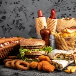 shutterstock_2124404327 fast food, brza hrana, nezdrava hrana, hamburger, viršle, pomfrit-65325f125edf9