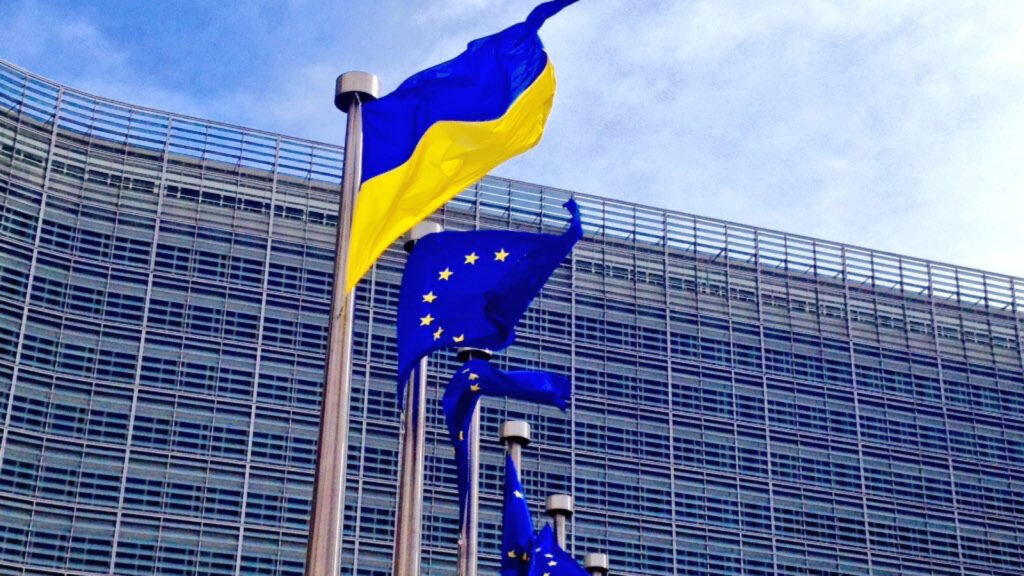 EU-Ukraine-flag-with-EC-on-background