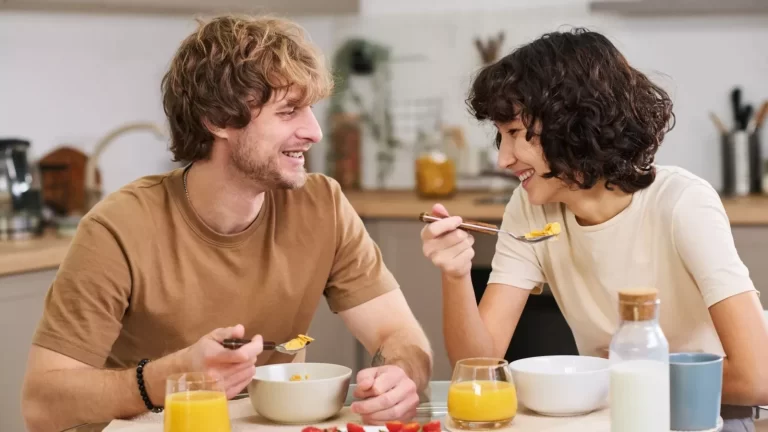 man-woman-breakfast