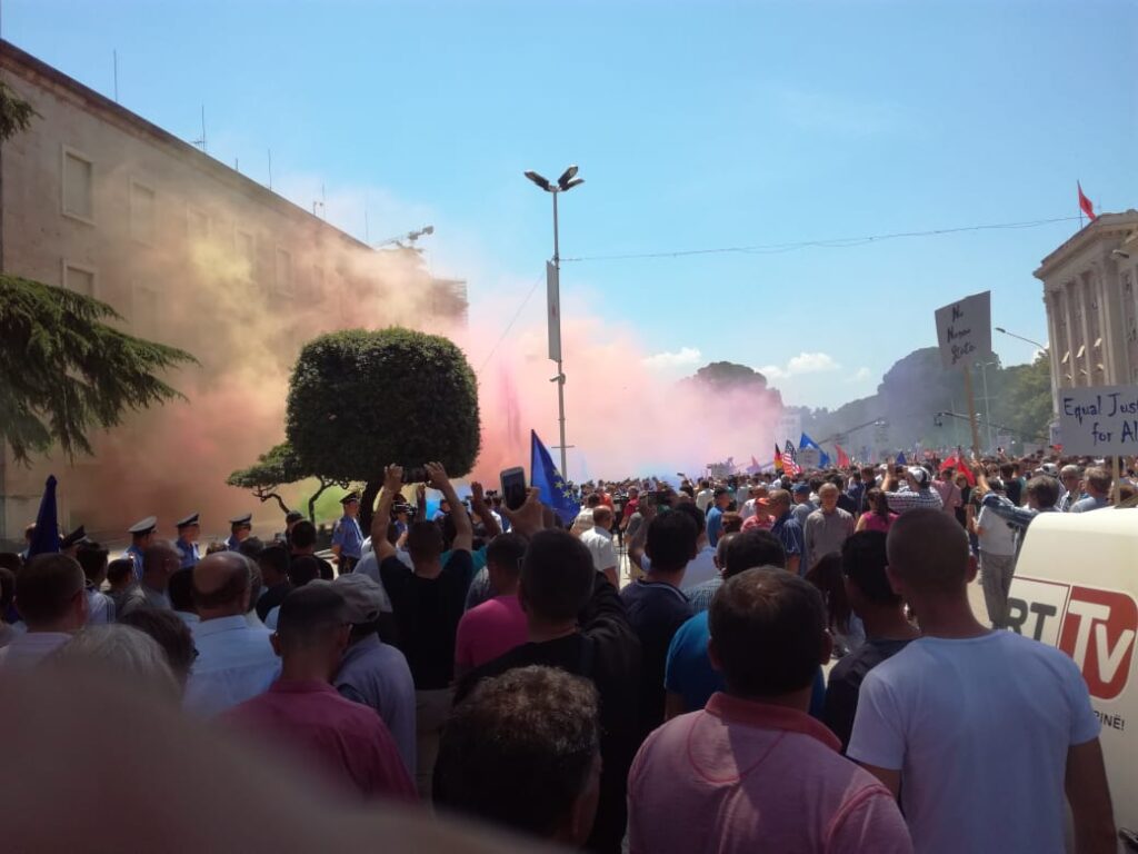 protesti-vo-tirana